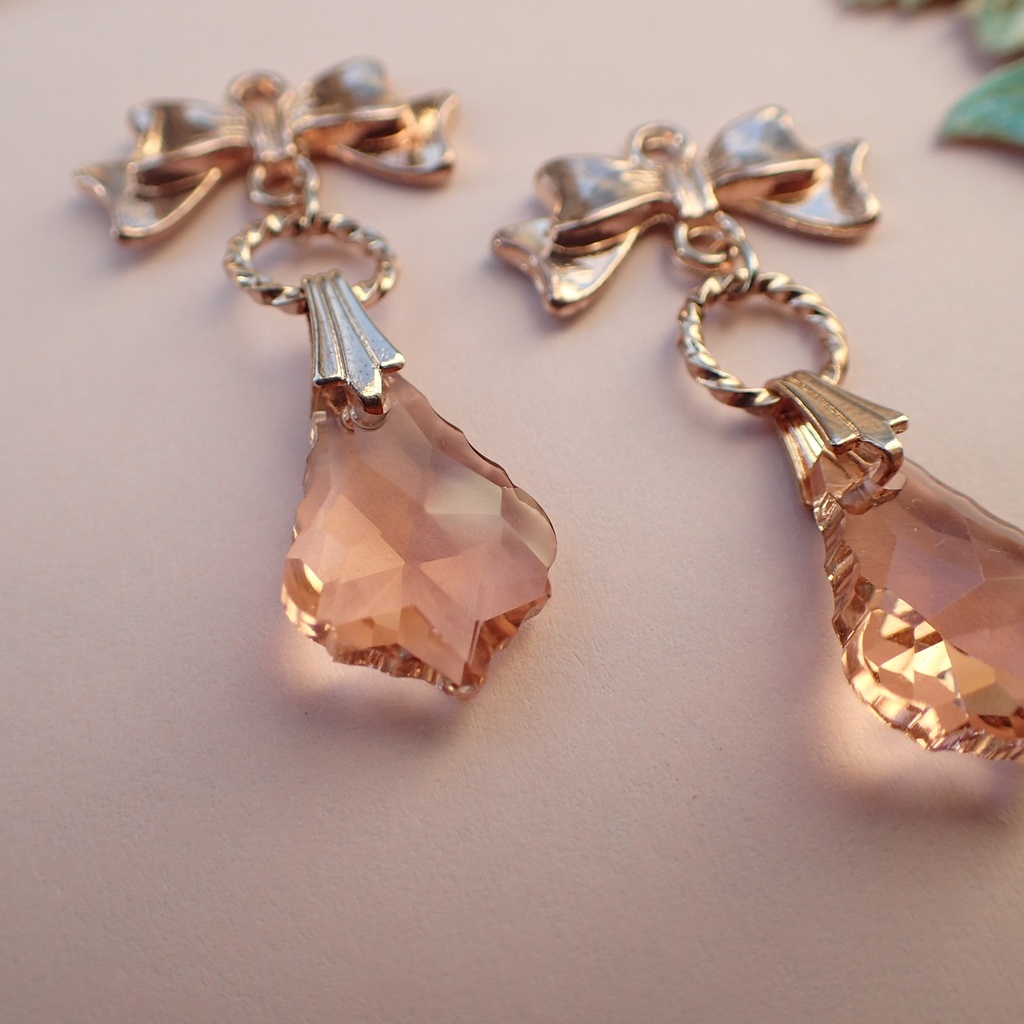 【pink gold color】リボンと柊の葉の耳飾り