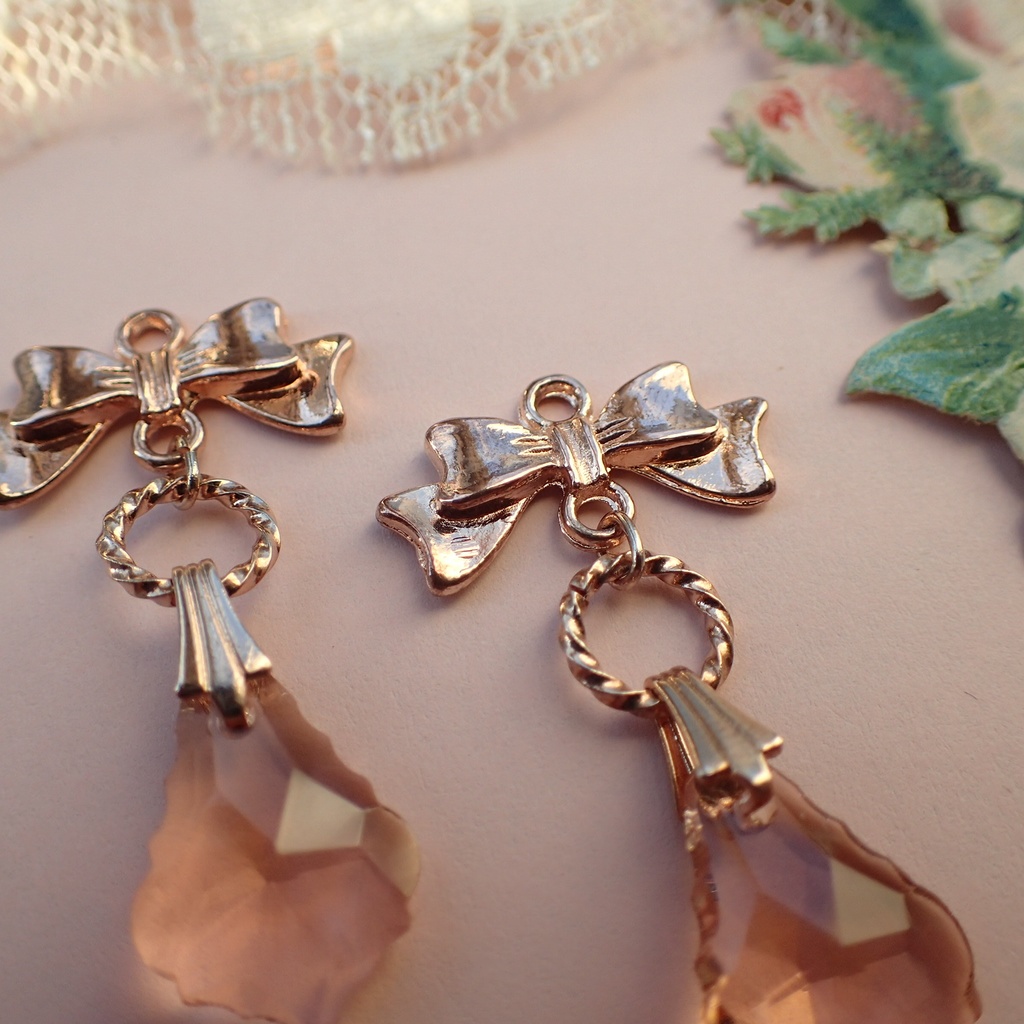 【pink gold color】リボンと柊の葉の耳飾り