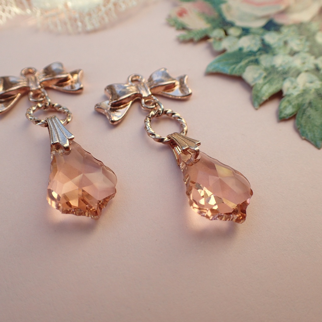 【pink gold color】リボンと柊の葉の耳飾り