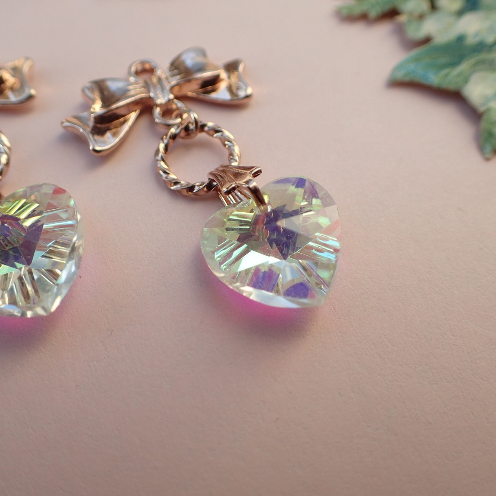 【pink gold color】リボンとオーロラハートの耳飾り