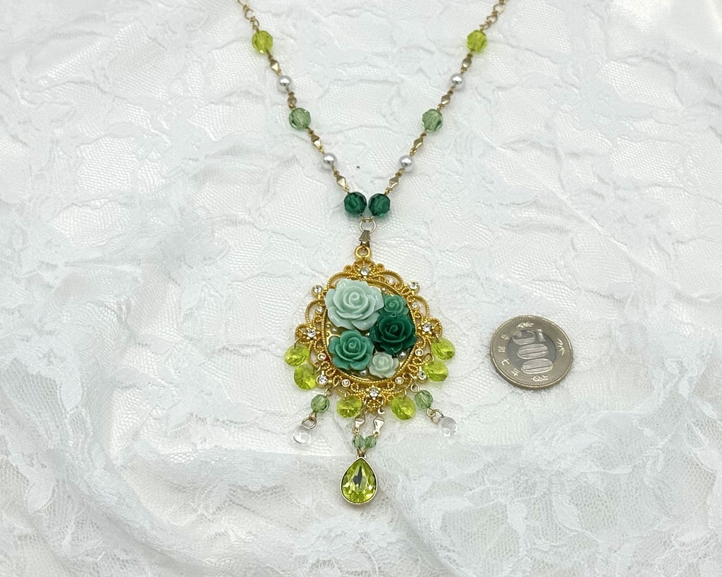 グリーンローズのクリスタルネックレス