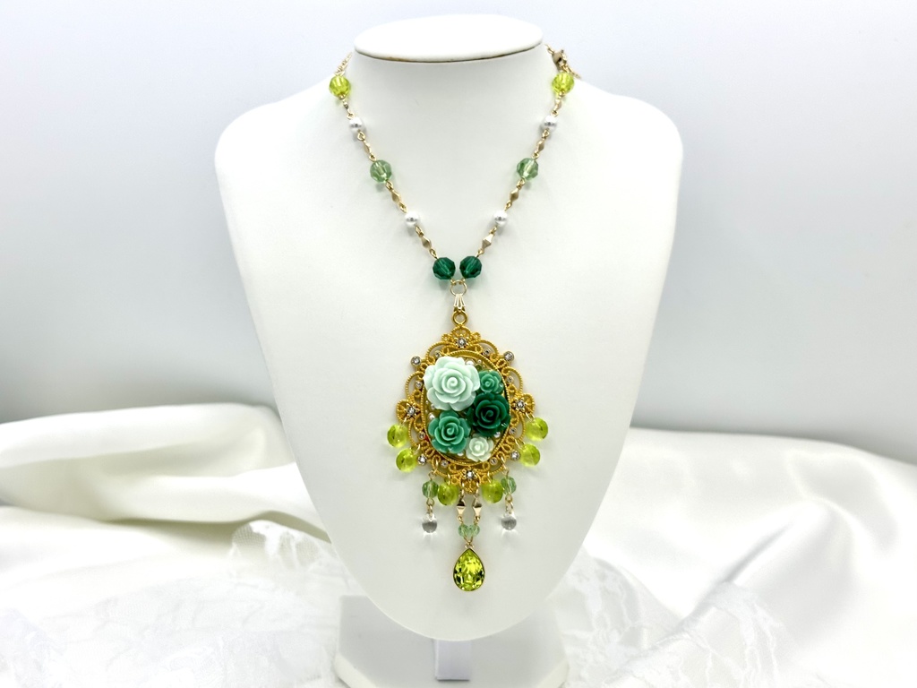 グリーンローズのクリスタルネックレス