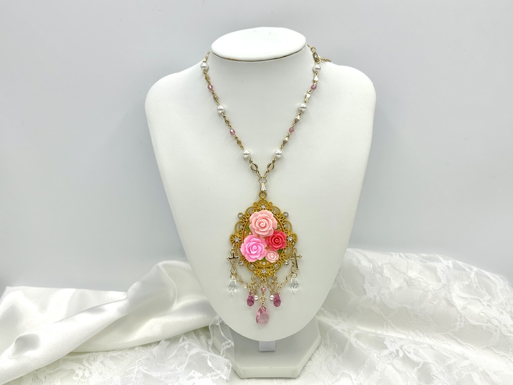 ピンクのバラ園ネックレス