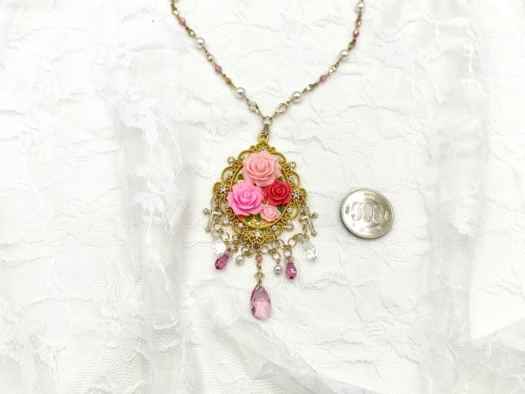 ピンクのバラ園ネックレス