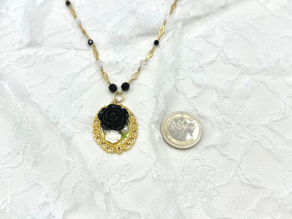白と黒のローズネックレス