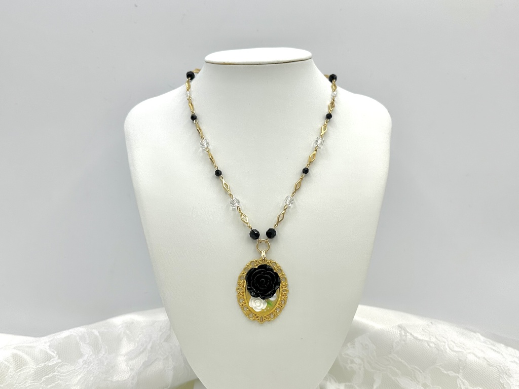 白と黒のローズネックレス
