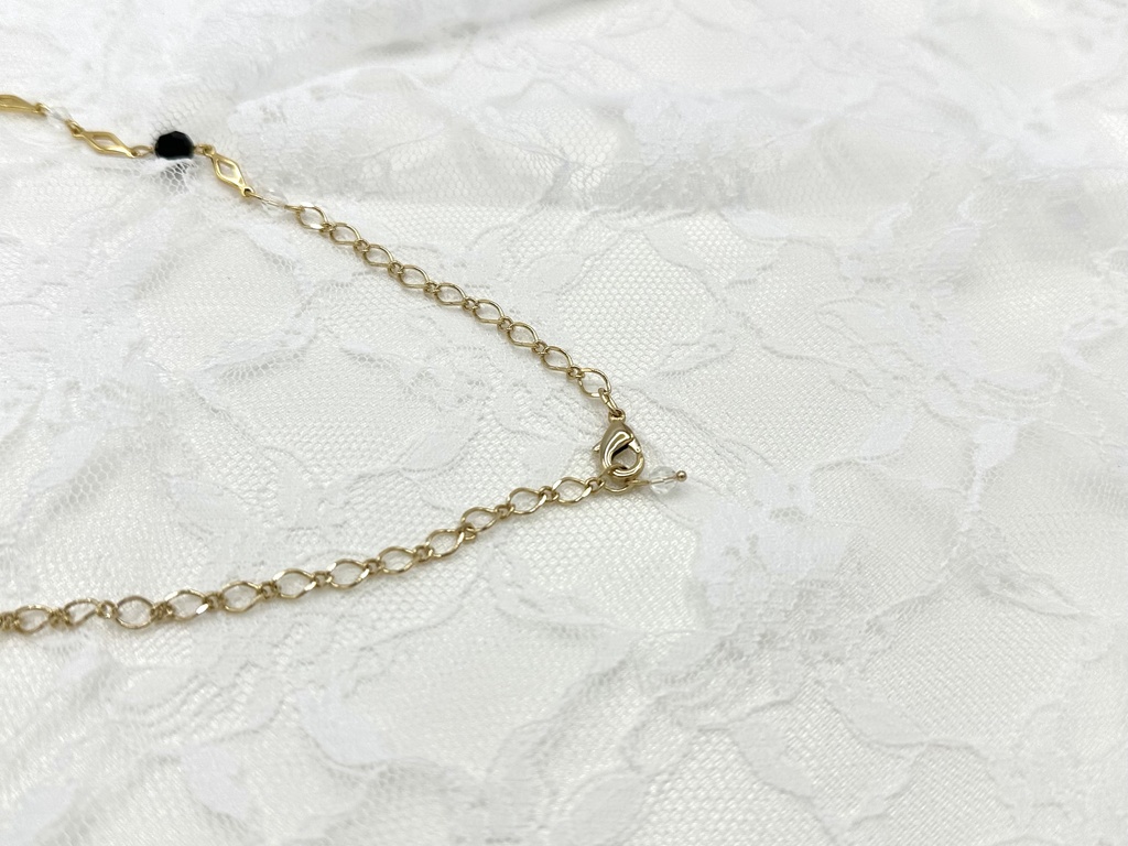 白と黒のローズネックレス