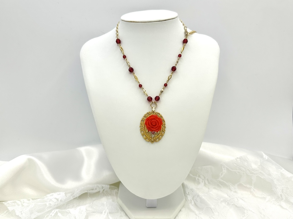 赤薔薇のクラシカルネックレス
