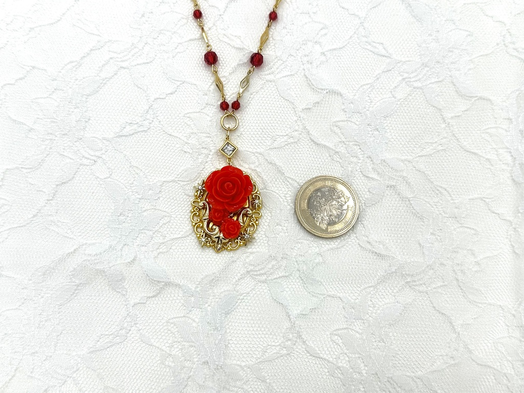 三輪の赤のクラシカルローズネックレス