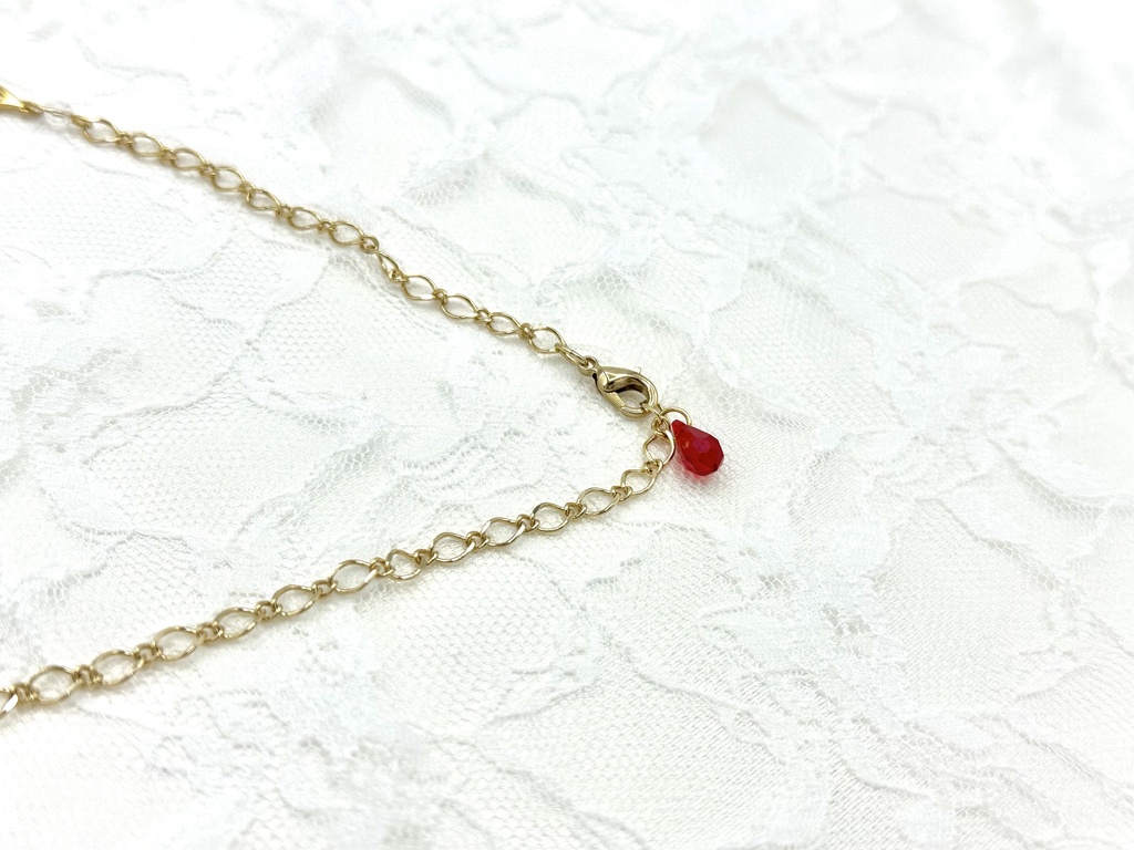 三輪の赤のクラシカルローズネックレス