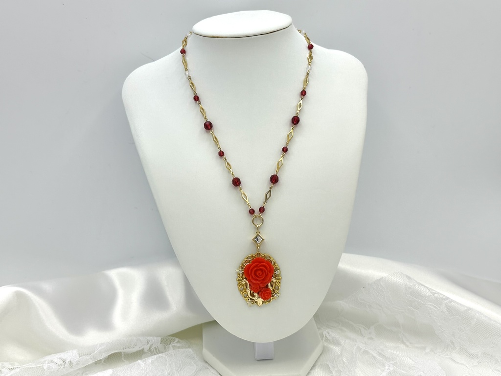 三輪の赤のクラシカルローズネックレス