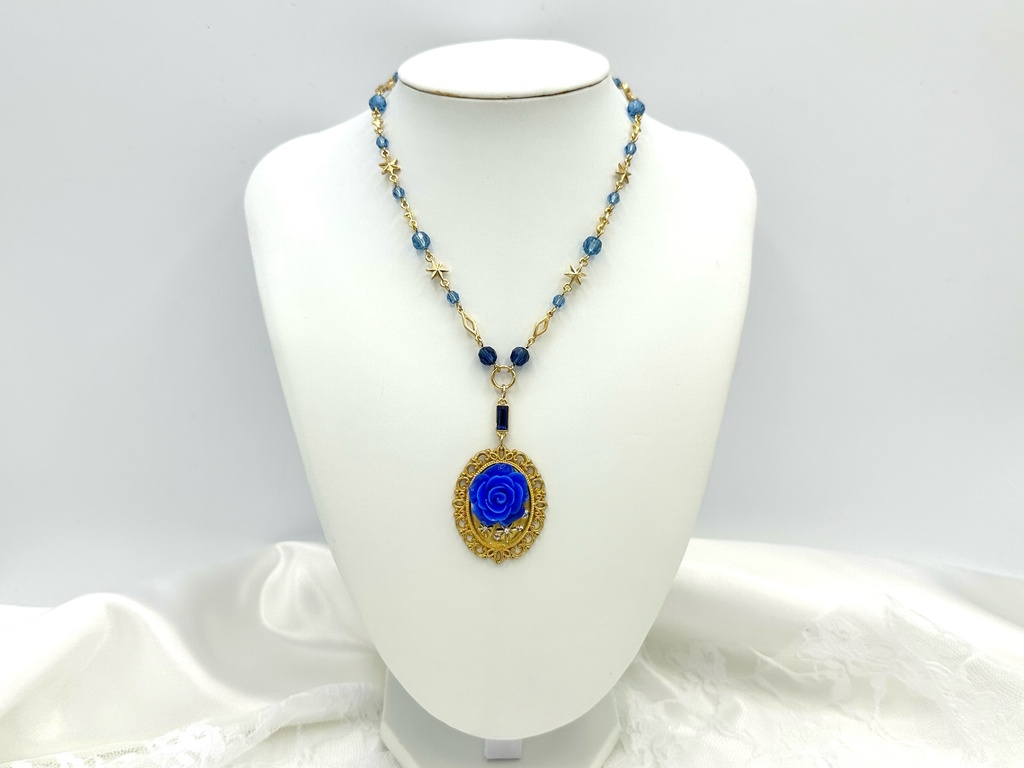 星と青の薔薇のネックレス
