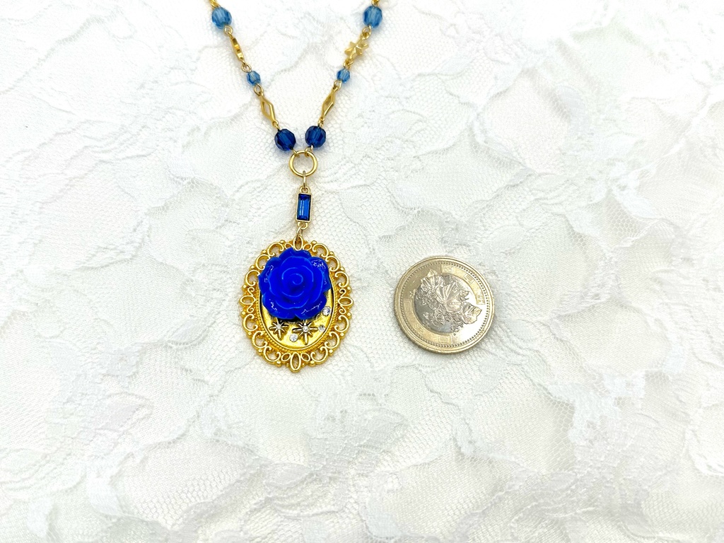 星と青の薔薇のネックレス