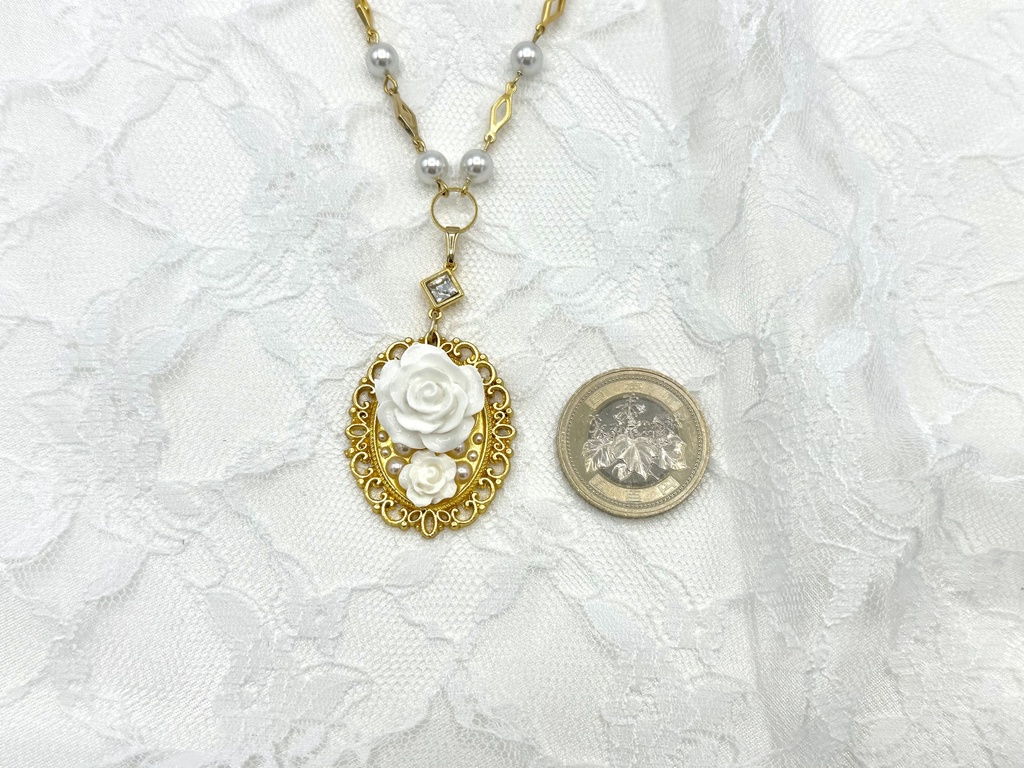 白薔薇とパールのネックレス