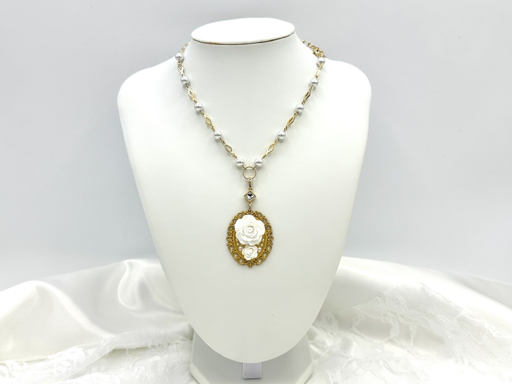 白薔薇とパールのネックレス