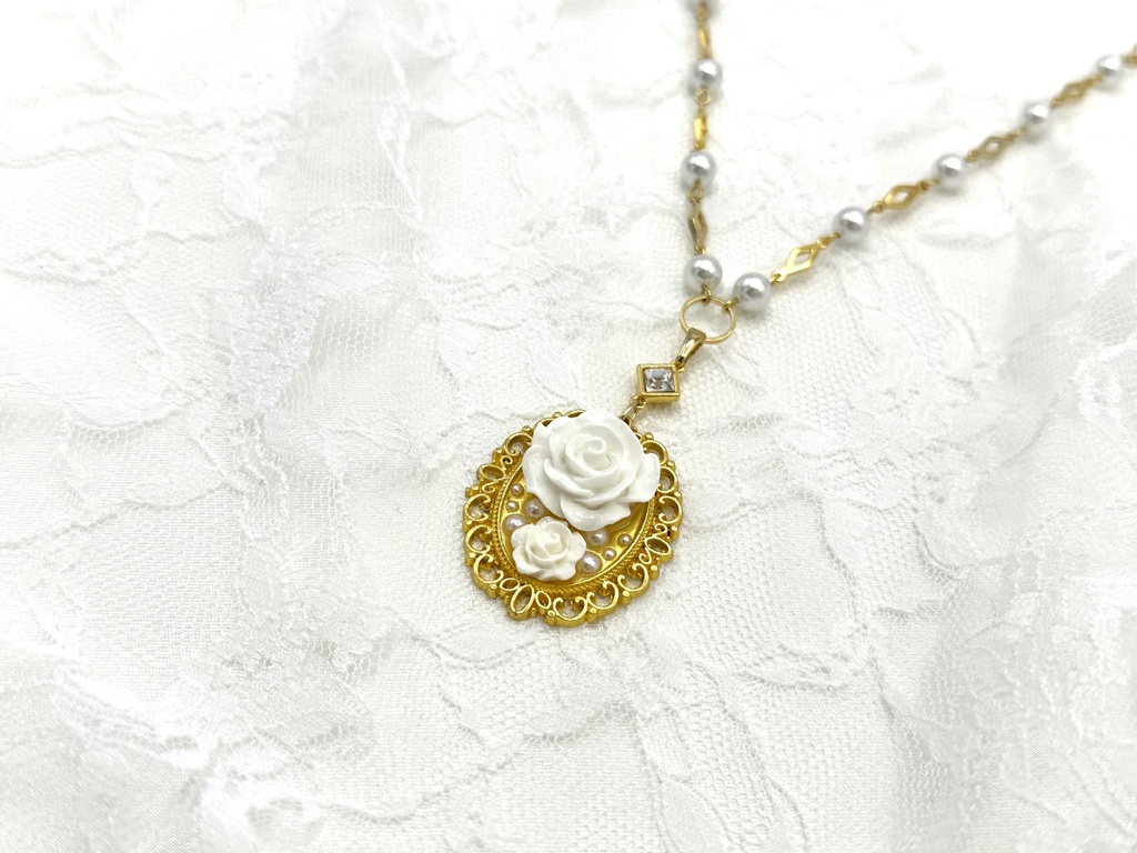 白薔薇とパールのネックレス