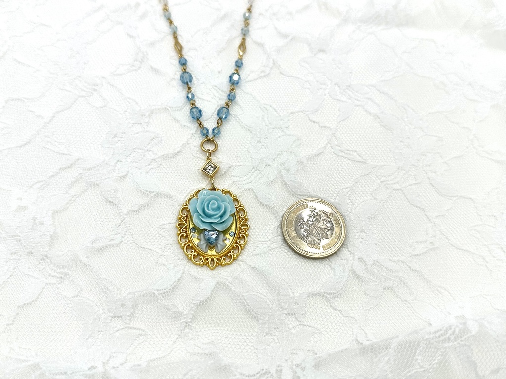リボンとビジューのブルーローズネックレス