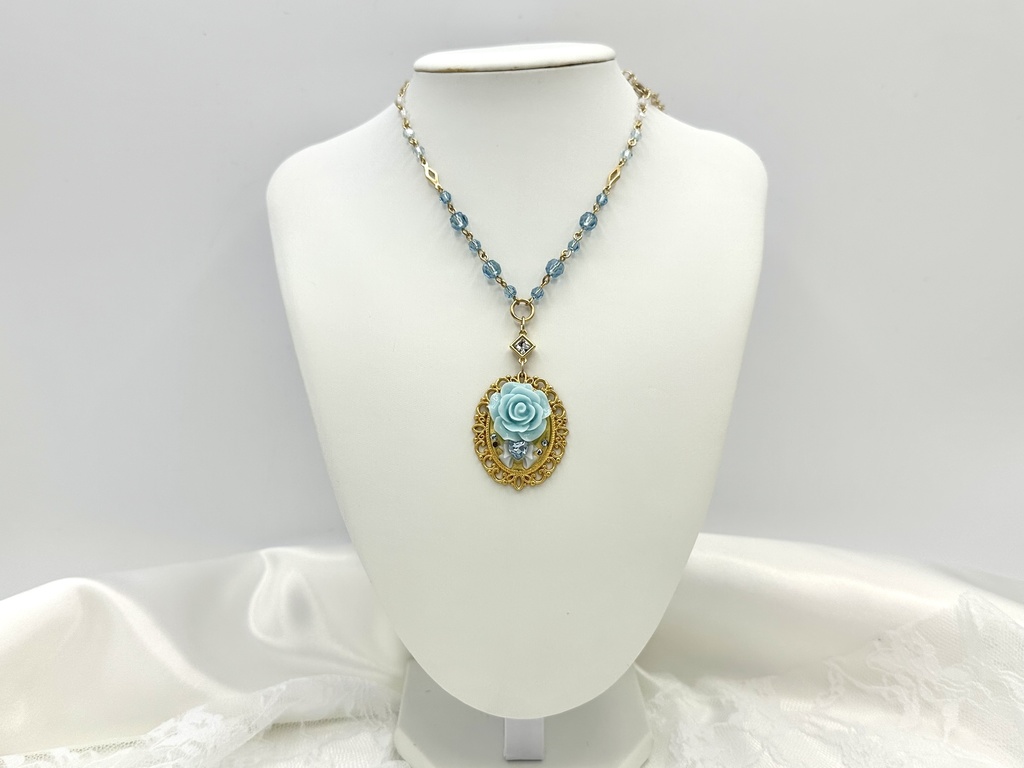 リボンとビジューのブルーローズネックレス