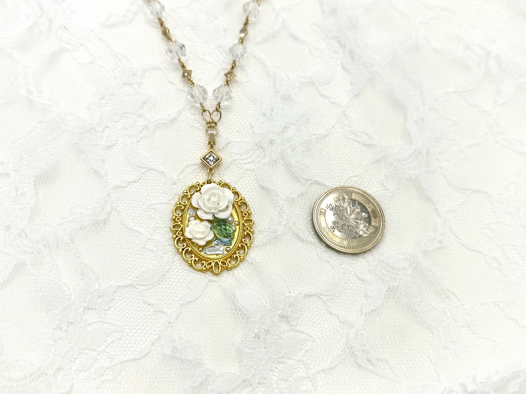 白薔薇と青いクリスタルのかけらのネックレス