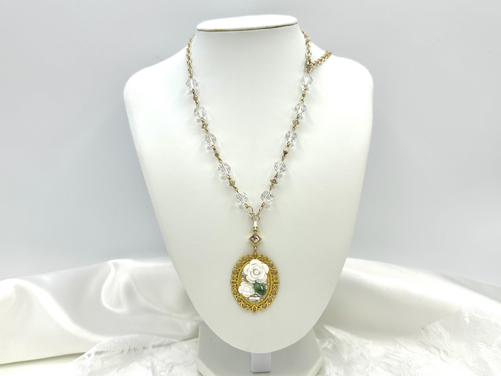 白薔薇と青いクリスタルのかけらのネックレス