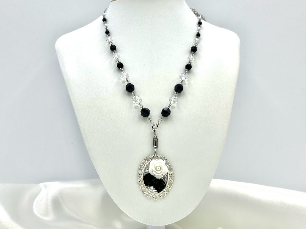 モノクロトーンのローズクリスタルネックレス