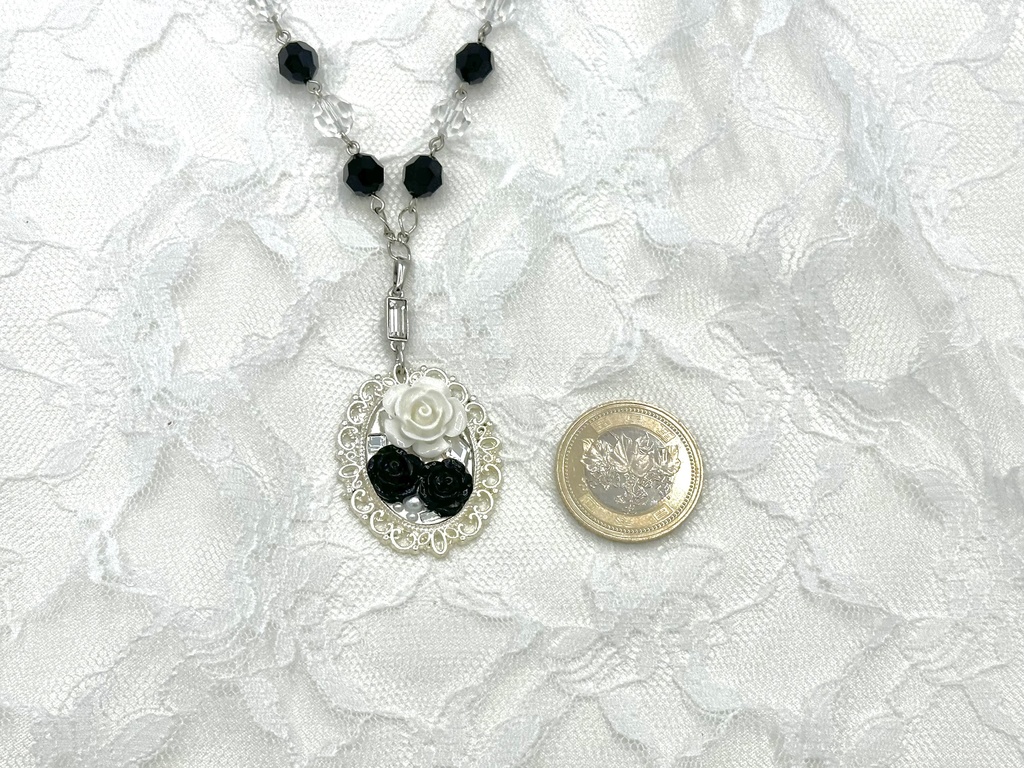 モノクロトーンのローズクリスタルネックレス