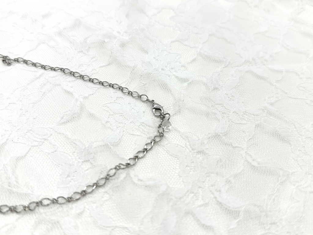 モノクロトーンのローズクリスタルネックレス