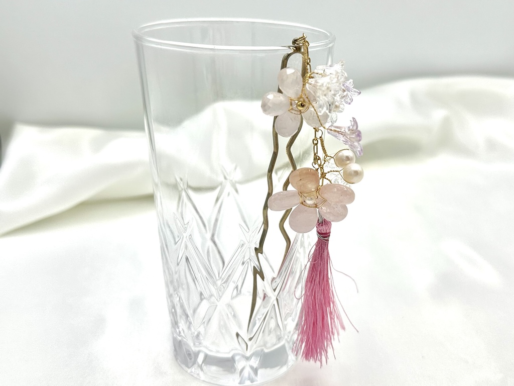 ローズクォーツとモルガナイトの花のかんざし