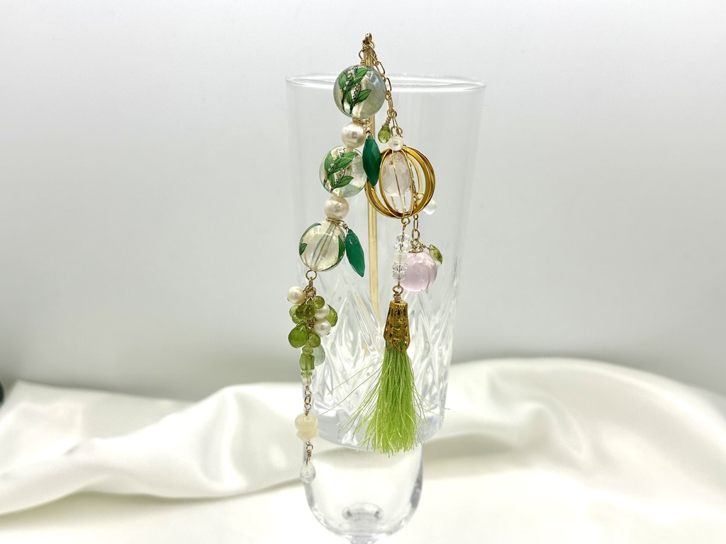 蕾籠と芽吹きのペリドットのかんざし