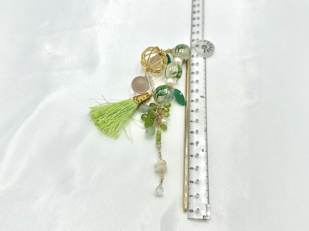 蕾籠と芽吹きのペリドットのかんざし