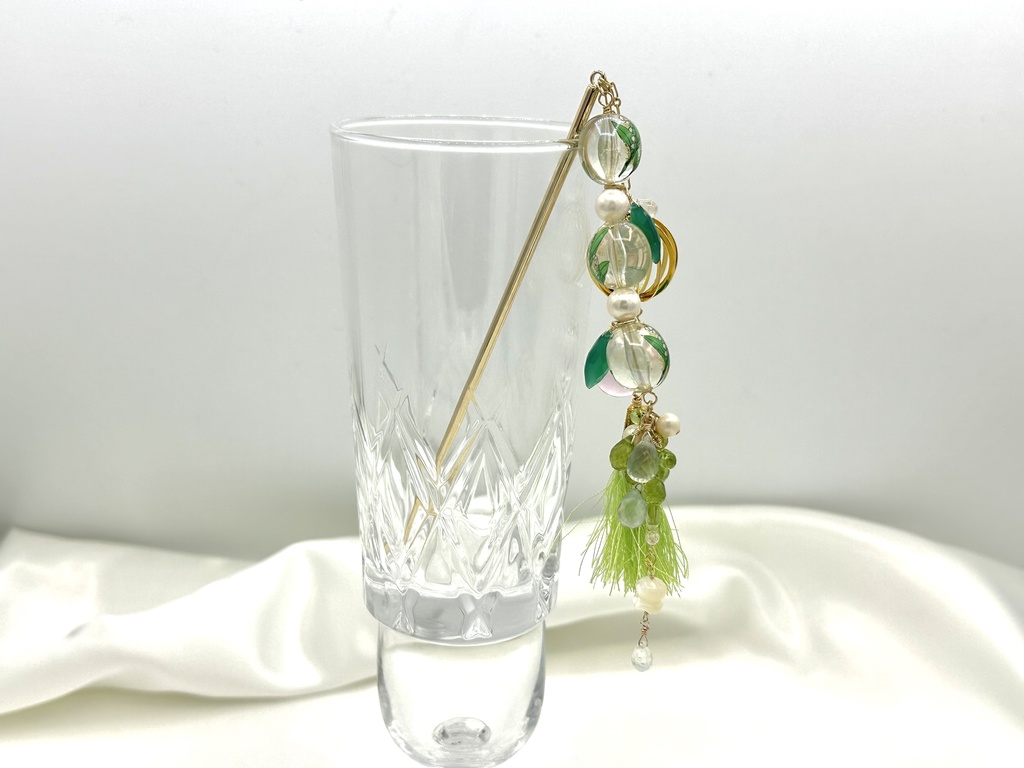 蕾籠と芽吹きのペリドットのかんざし