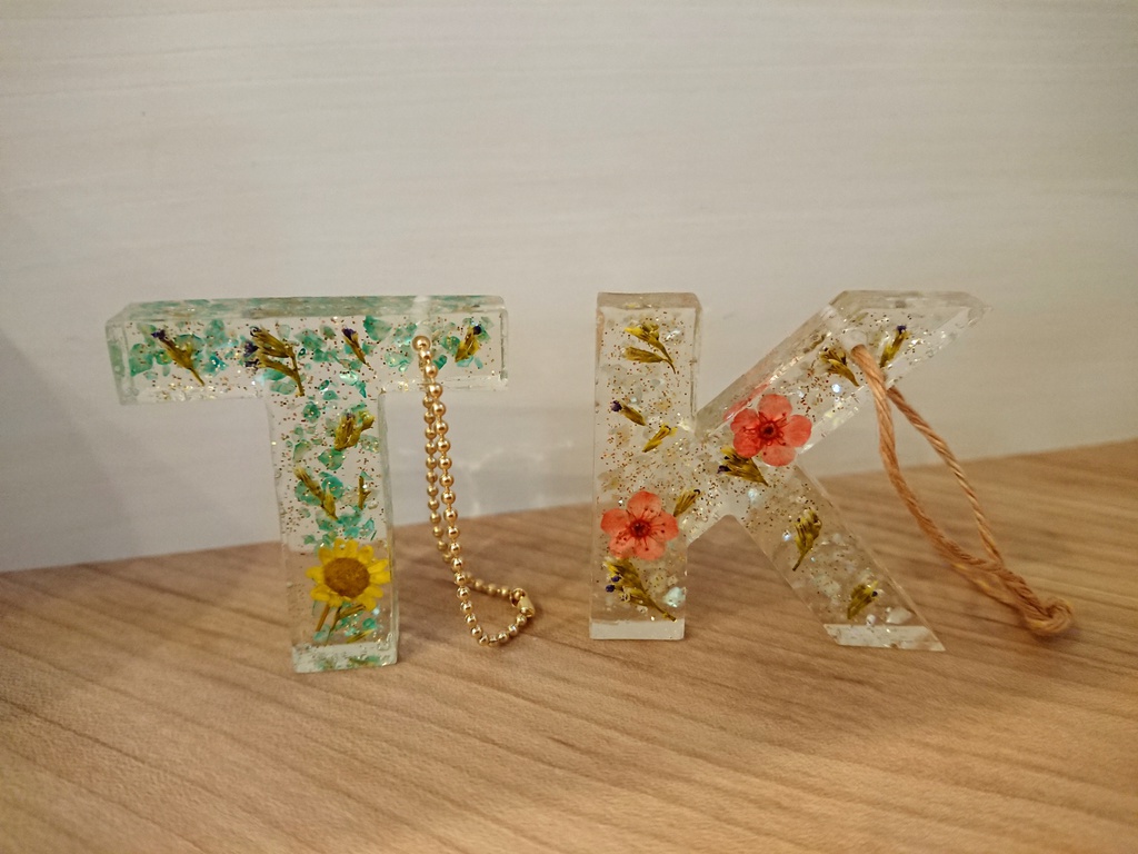 お花も入れたよ大きめイニシャルチャーム