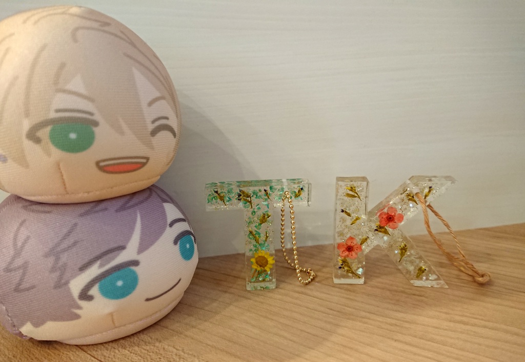 お花も入れたよ大きめイニシャルチャーム