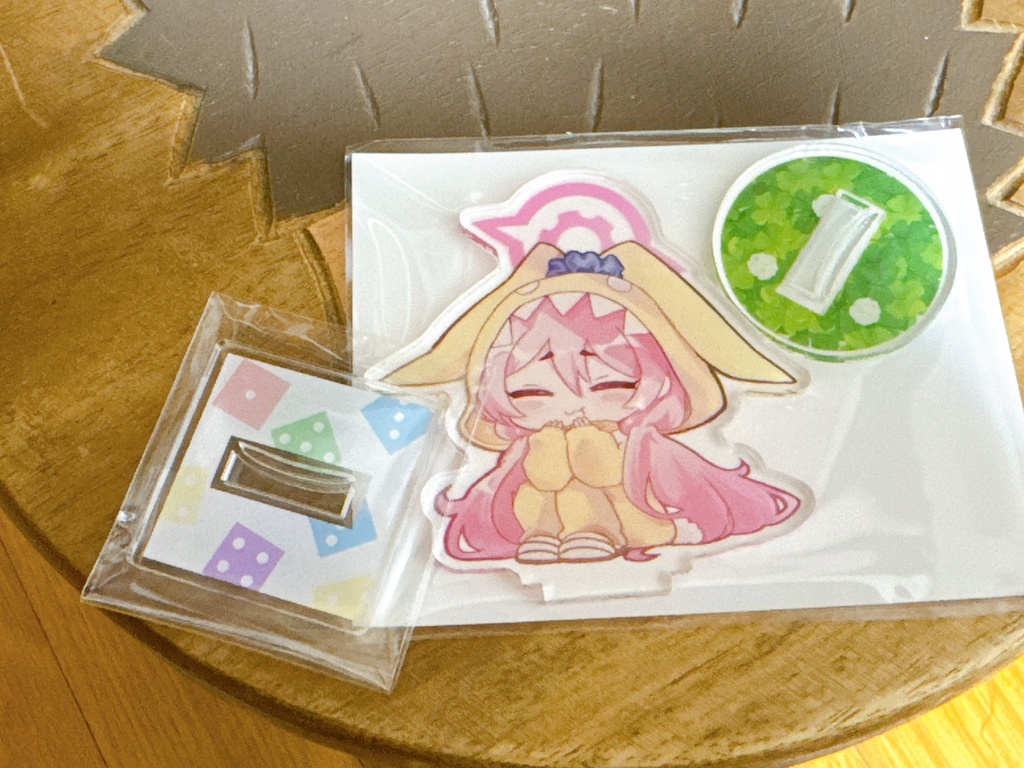 【クローバー台座付き】つまみぐい現行犯黒崎コユキアクリルスタンド