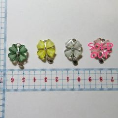 クローバーのゆらゆらイヤホンジャック/充電口アクセサリー