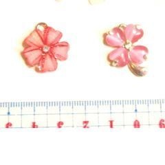 クローバーのゆらゆらイヤホンジャック/充電口アクセサリー