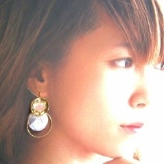 レトロボタンとシェルパーツのピアス/イヤリング