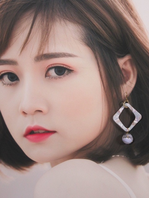 紫の大ぶりピアス/イヤリング