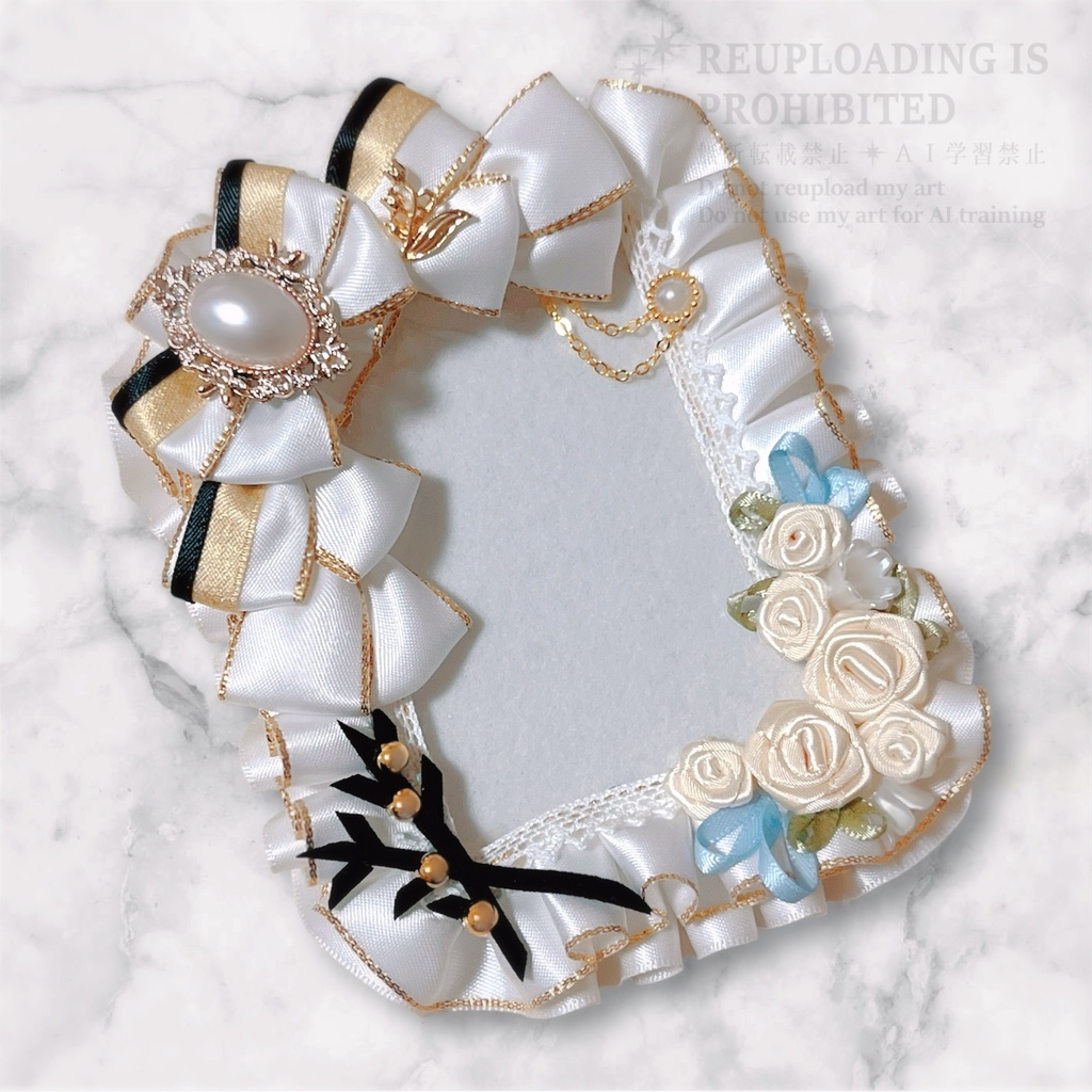 衣装モチーフ硬質ケースキーホルダー ホワイト×ゴールド 2種(ホワイト×水色 / ピンク)