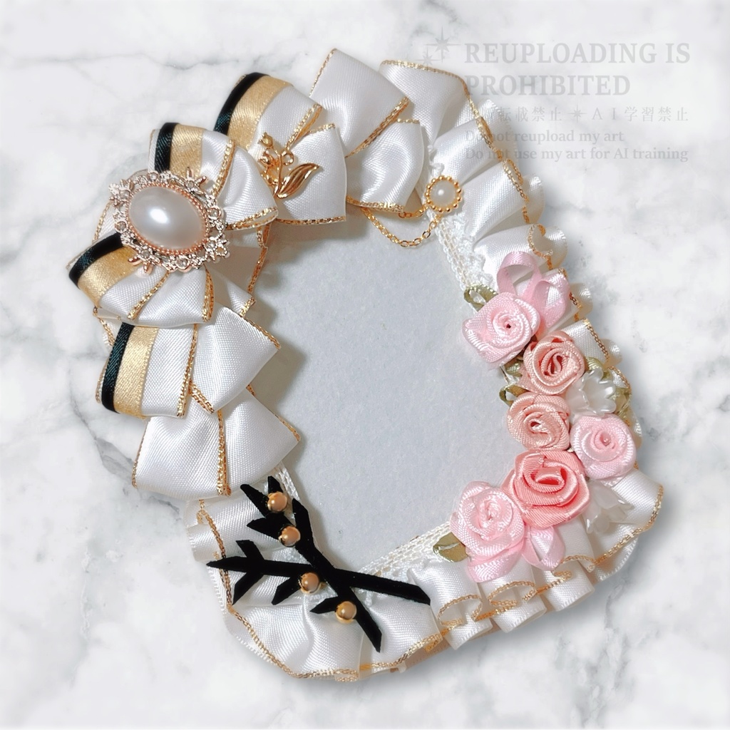 衣装モチーフ硬質ケースキーホルダー ホワイト×ゴールド 2種(ホワイト×水色 / ピンク)