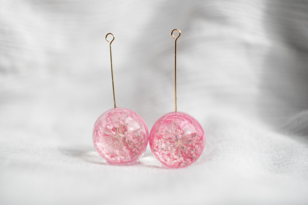 花の妖精 カーネーション/飴ちゃんの耳飾り(ピアス・イヤリング)