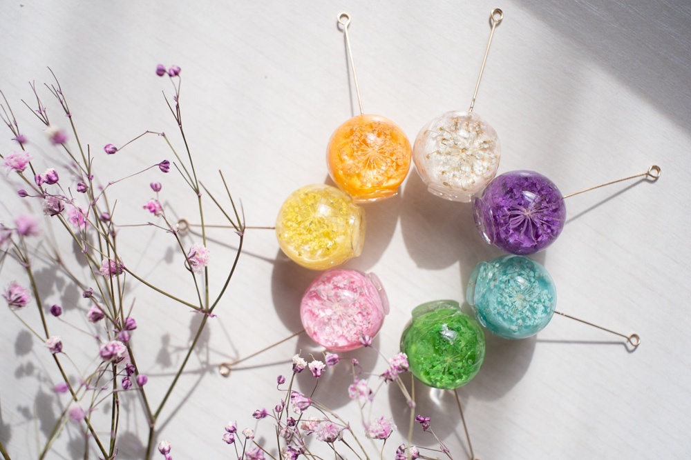 花の妖精 カーネーション/飴ちゃんの耳飾り(ピアス・イヤリング)