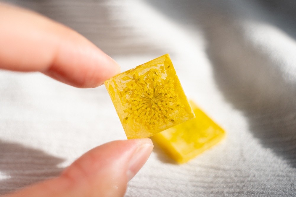 花の妖精 カナリア/飴ちゃんの絵の耳飾り(ピアス・イヤリング)