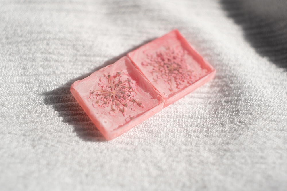 花の妖精 カーネーション/飴ちゃんの絵の耳飾り(ピアス・イヤリング)