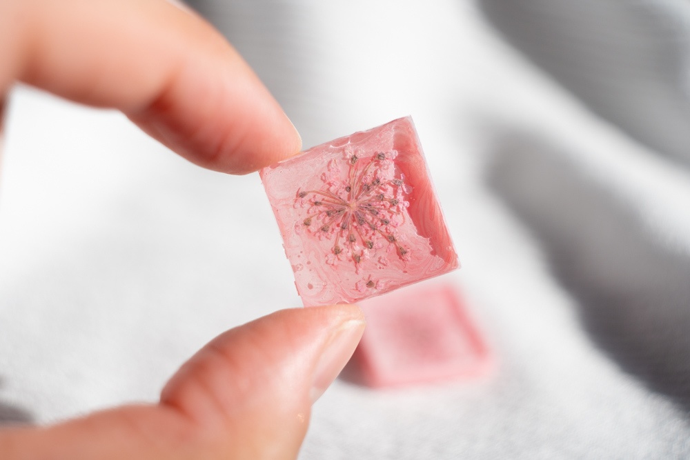 花の妖精 カーネーション/飴ちゃんの絵の耳飾り(ピアス・イヤリング)