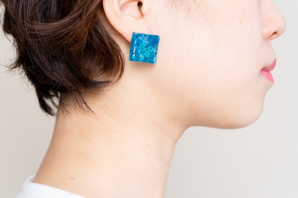 花の妖精 カーネーション/飴ちゃんの絵の耳飾り(ピアス・イヤリング)