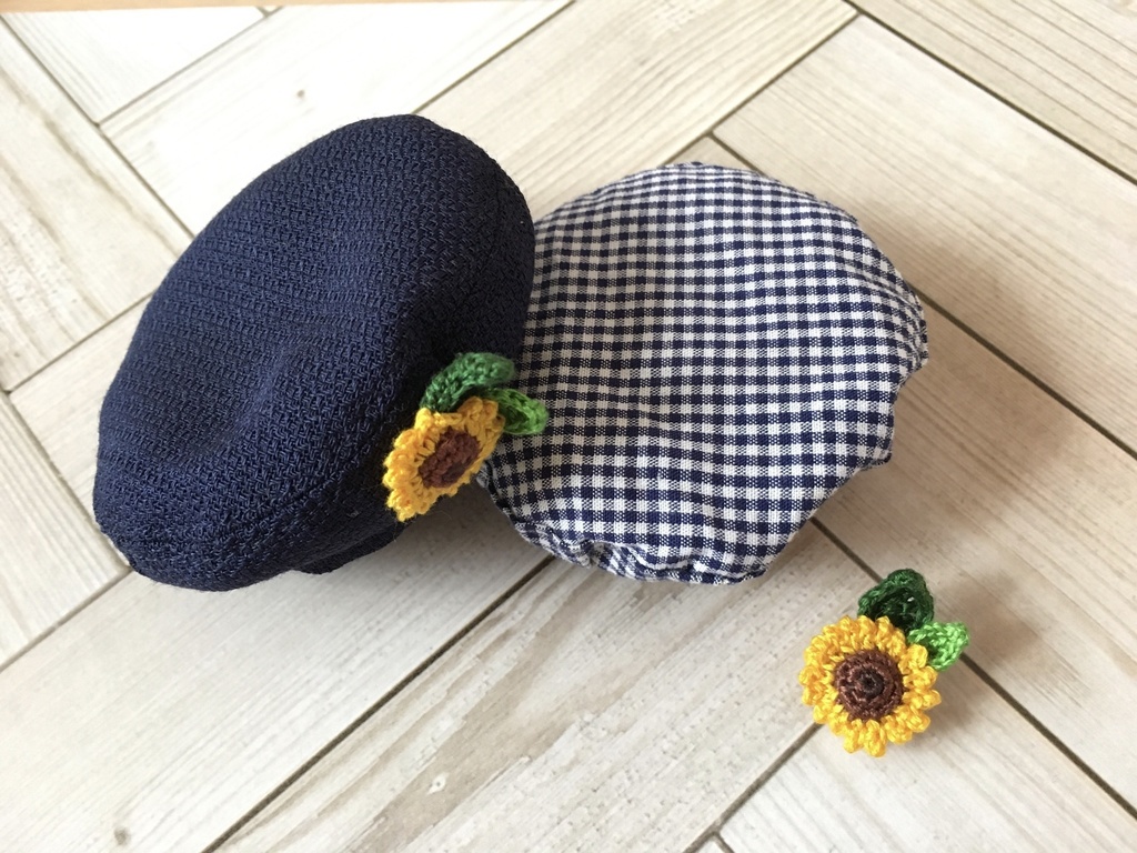 リバーシブルベレー帽/ひまわりバッジ付き