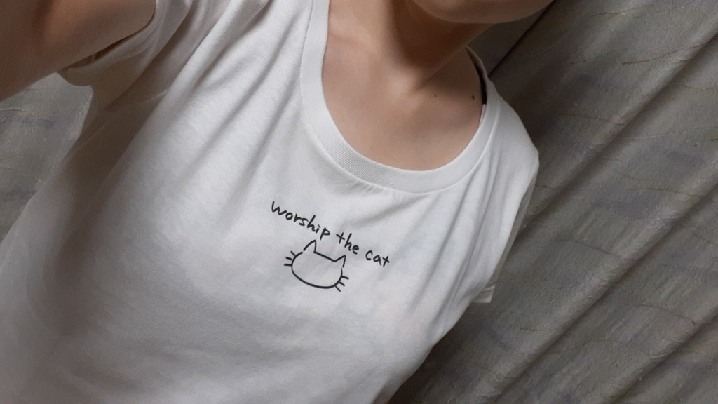 猫を崇めよTシャツ