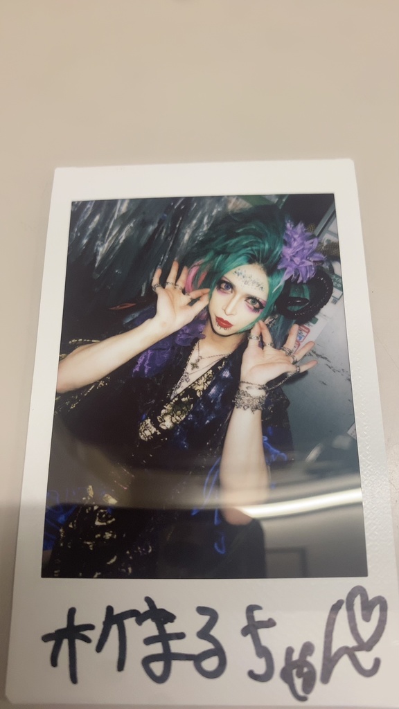 8/1新ヴィジュアル。ライブチェキ