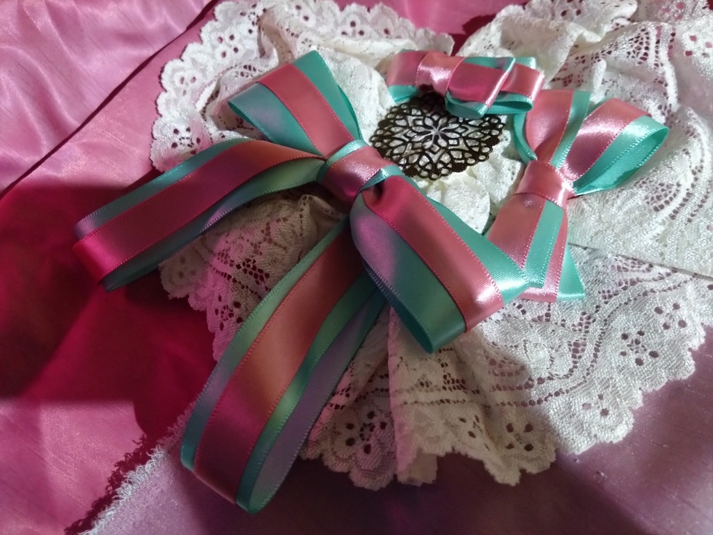 ダブルリボンのハートヘッドドレス。